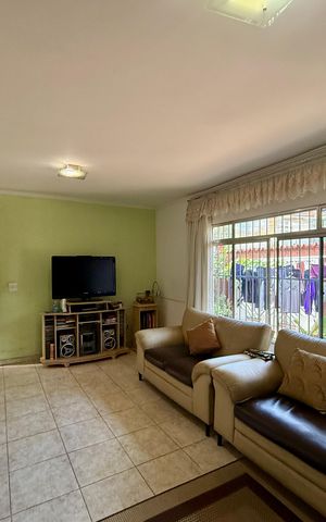 Casa à venda com 200m², 6 quartos e 3 vagas Casa à venda com 200m², 6 quartos e 3 vagasSala