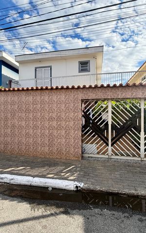 Casa à venda com 200m², 6 quartos e 3 vagas Casa à venda com 200m², 6 quartos e 3 vagasFachada