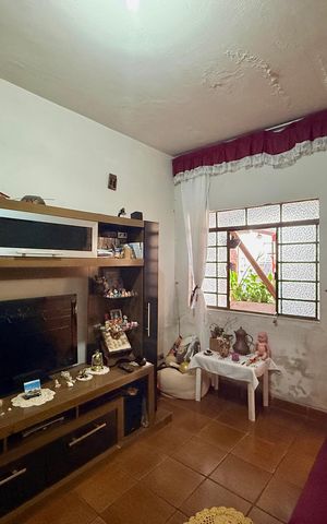 Casa à venda com 200m², 6 quartos e 3 vagas Casa à venda com 200m², 6 quartos e 3 vagasSobrado Fundos