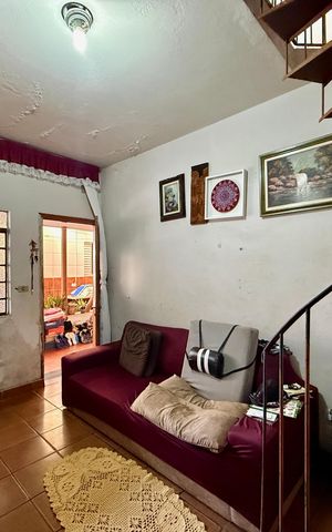 Casa à venda com 200m², 6 quartos e 3 vagas Casa à venda com 200m², 6 quartos e 3 vagasSobrado Fundos