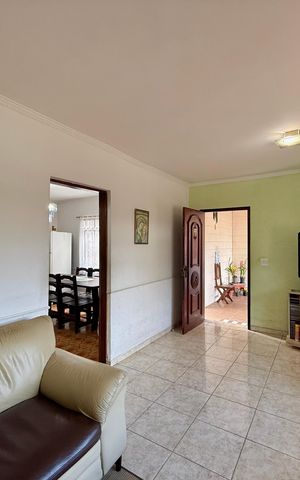 Casa à venda com 200m², 6 quartos e 3 vagas Casa à venda com 200m², 6 quartos e 3 vagasSala