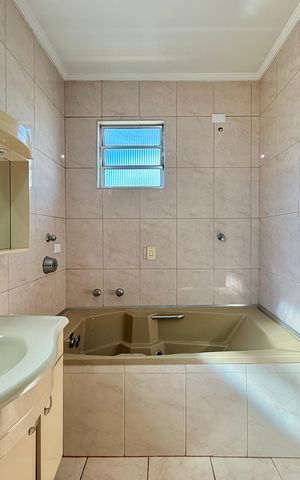 Casa à venda com 200m², 6 quartos e 3 vagas Casa à venda com 200m², 6 quartos e 3 vagasBanheiro Suíte