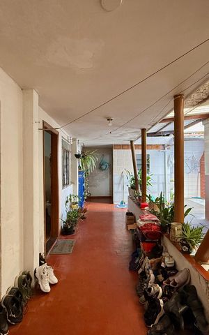 Casa à venda com 200m², 6 quartos e 3 vagas Casa à venda com 200m², 6 quartos e 3 vagasSobrado Fundos