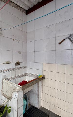 Casa à venda com 200m², 6 quartos e 3 vagas Casa à venda com 200m², 6 quartos e 3 vagasSobrado Fundos