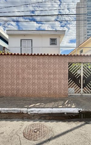 Casa à venda com 200m², 6 quartos e 3 vagas Casa à venda com 200m², 6 quartos e 3 vagasFachada