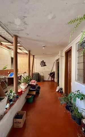 Casa à venda com 200m², 6 quartos e 3 vagas Casa à venda com 200m², 6 quartos e 3 vagasSobrado Fundos