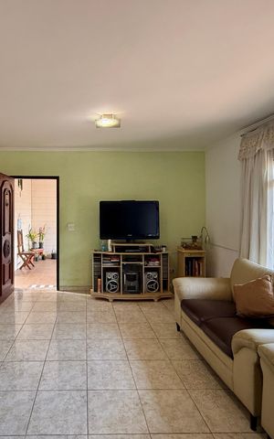 Casa à venda com 200m², 6 quartos e 3 vagas Casa à venda com 200m², 6 quartos e 3 vagasSala