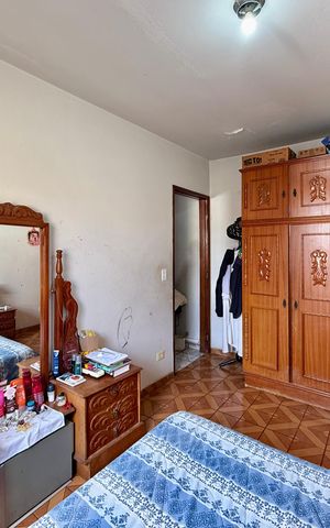 Casa à venda com 200m², 6 quartos e 3 vagas Casa à venda com 200m², 6 quartos e 3 vagasSobrado Fundos