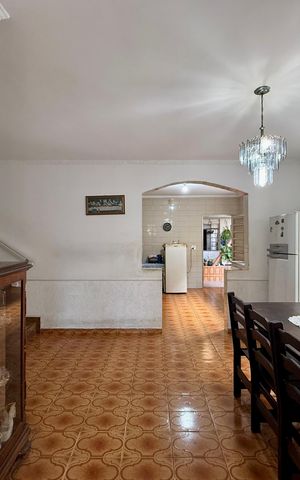Casa à venda com 200m², 6 quartos e 3 vagas Casa à venda com 200m², 6 quartos e 3 vagasSala