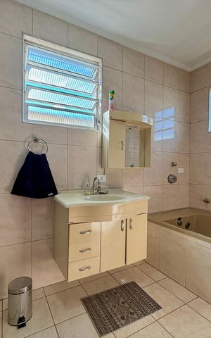 Casa à venda com 200m², 6 quartos e 3 vagas Casa à venda com 200m², 6 quartos e 3 vagasBanheiro Suíte