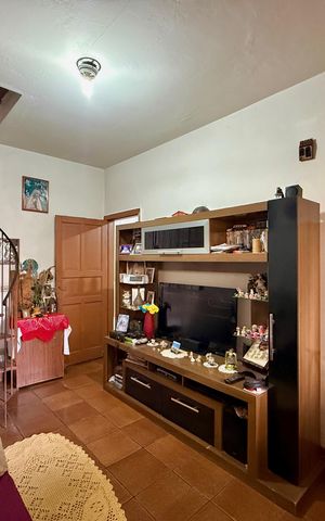 Casa à venda com 200m², 6 quartos e 3 vagas Casa à venda com 200m², 6 quartos e 3 vagasSobrado Fundos