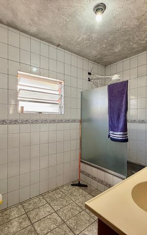 Casa à venda com 200m², 6 quartos e 3 vagas Casa à venda com 200m², 6 quartos e 3 vagasSobrado Fundos