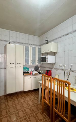 Casa à venda com 200m², 6 quartos e 3 vagas Casa à venda com 200m², 6 quartos e 3 vagasSobrado Fundos