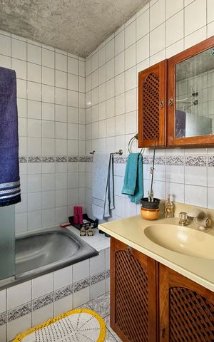 Casa à venda com 200m², 6 quartos e 3 vagas Casa à venda com 200m², 6 quartos e 3 vagasSobrado Fundos