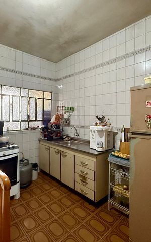 Casa à venda com 200m², 6 quartos e 3 vagas Casa à venda com 200m², 6 quartos e 3 vagasSobrado Fundos