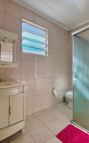 Casa à venda com 200m², 6 quartos e 3 vagas Casa à venda com 200m², 6 quartos e 3 vagasBanheiro Social