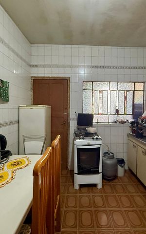 Casa à venda com 200m², 6 quartos e 3 vagas Casa à venda com 200m², 6 quartos e 3 vagasSobrado Fundos