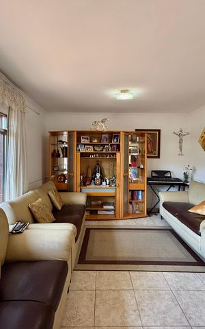Casa à venda com 200m², 6 quartos e 3 vagas Casa à venda com 200m², 6 quartos e 3 vagasSala