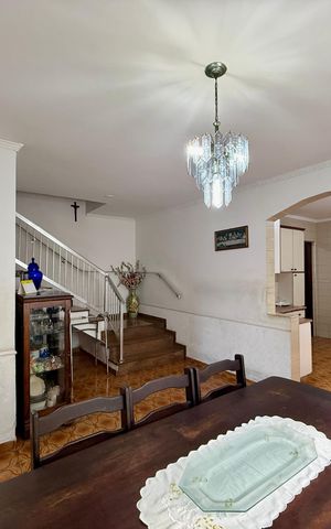 Casa à venda com 200m², 6 quartos e 3 vagas Casa à venda com 200m², 6 quartos e 3 vagasSala