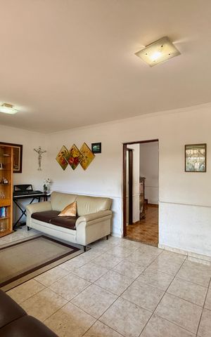 Casa à venda com 200m², 6 quartos e 3 vagas Casa à venda com 200m², 6 quartos e 3 vagasSala
