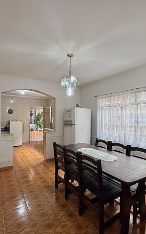 Casa à venda com 200m², 6 quartos e 3 vagas Casa à venda com 200m², 6 quartos e 3 vagasSala