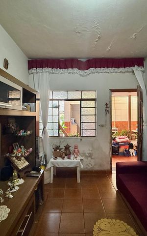 Casa à venda com 200m², 6 quartos e 3 vagas Casa à venda com 200m², 6 quartos e 3 vagasSobrado Fundos