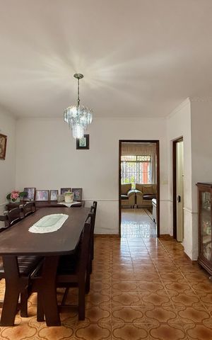 Casa à venda com 200m², 6 quartos e 3 vagas Casa à venda com 200m², 6 quartos e 3 vagasSala