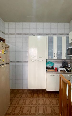 Casa à venda com 200m², 6 quartos e 3 vagas Casa à venda com 200m², 6 quartos e 3 vagasSobrado Fundos