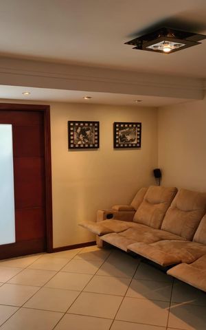 Casa de condomínio à venda com 784m², 5 quartos e 3 vagas Casa de condomínio à venda com 784m², 5 quartos e 3 vagasSala