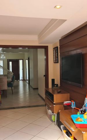 Casa de condomínio à venda com 784m², 5 quartos e 3 vagas Casa de condomínio à venda com 784m², 5 quartos e 3 vagasSala