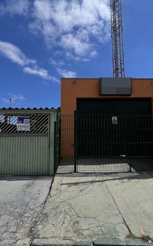 Casa à venda com 350m², 4 quartos e 2 vagasFachada + Placa