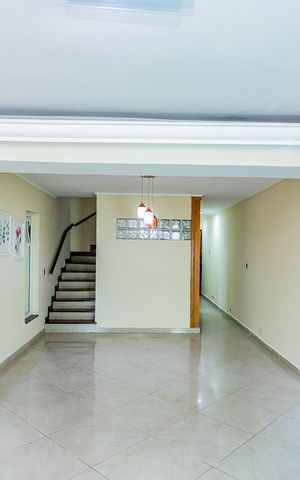 Casa à venda com 274m², 3 quartos e 2 vagas Casa à venda com 274m², 3 quartos e 2 vagasSala