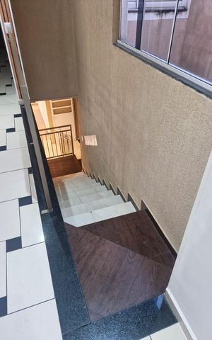 Casa à venda com 224m², 3 quartos e 2 vagas Casa à venda com 224m², 3 quartos e 2 vagasEscada