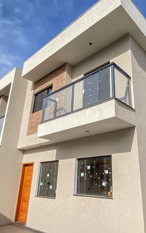 Casa à venda com 65m², 2 quartos e 2 vagas Casa à venda com 65m², 2 quartos e 2 vagasFachada