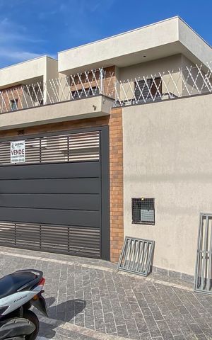Casa à venda com 65m², 2 quartos e 2 vagas Casa à venda com 65m², 2 quartos e 2 vagasFachada
