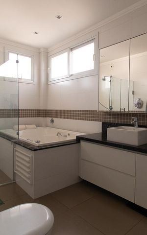 Casa de condomínio à venda com 316m², 4 quartos e 4 vagas Casa de condomínio à venda com 316m², 4 quartos e 4 vagasBanheiro da Suíte 3
