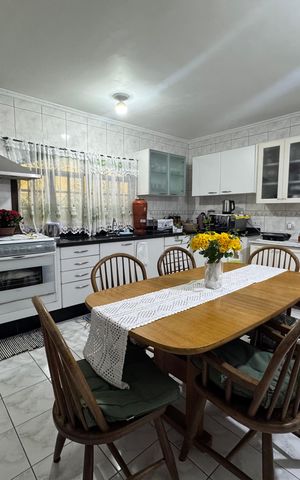 Casa à venda com 200m², 3 quartos e 4 vagas Casa à venda com 200m², 3 quartos e 4 vagasCozinha
