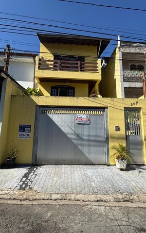 Casa à venda com 200m², 3 quartos e 4 vagas Casa à venda com 200m², 3 quartos e 4 vagasFachada com PLACA
