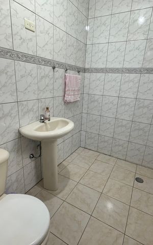 Casa à venda com 200m², 3 quartos e 4 vagas Casa à venda com 200m², 3 quartos e 4 vagasBanheiro da Suíte 2