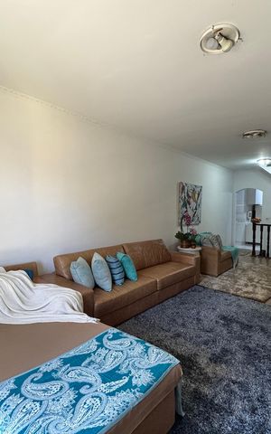 Casa à venda com 200m², 3 quartos e 4 vagas Casa à venda com 200m², 3 quartos e 4 vagasSala