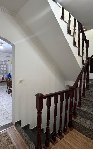 Casa à venda com 200m², 3 quartos e 4 vagas Casa à venda com 200m², 3 quartos e 4 vagasEscada