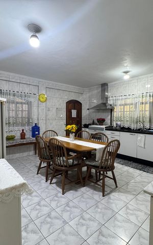 Casa à venda com 200m², 3 quartos e 4 vagas Casa à venda com 200m², 3 quartos e 4 vagasCozinha