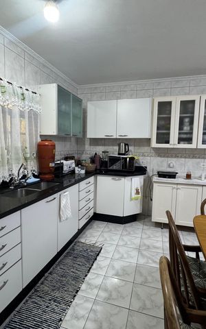Casa à venda com 200m², 3 quartos e 4 vagas Casa à venda com 200m², 3 quartos e 4 vagasCozinha