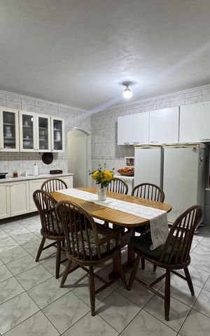 Casa à venda com 200m², 3 quartos e 4 vagas Casa à venda com 200m², 3 quartos e 4 vagasCozinha