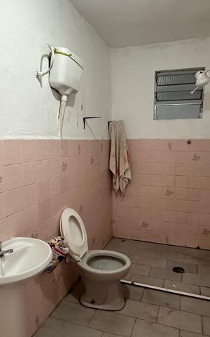 Casa para alugar com 100m², 2 quartos e 1 vaga Casa para alugar com 100m², 2 quartos e 1 vagaBanheiro social