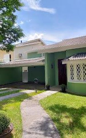 Casa à venda com 266m², 3 quartos e 4 vagas