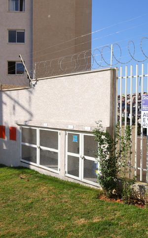 Apartamento à venda com 32m², 2 quartos e sem vagaPlaca GRANDE instalada na grade da fachada do condomínio, dia 01.08.2026 - Código da placa: GBEG-295