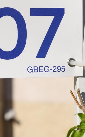 Apartamento à venda com 32m², 2 quartos e sem vagaPlaca GRANDE instalada na grade da fachada do condomínio, dia 01.08.2026 - Código da placa: GBEG-295