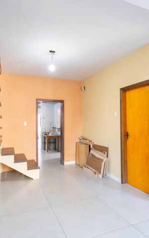 Casa à venda com 150m², 4 quartos e 2 vagas Casa à venda com 150m², 4 quartos e 2 vagasSala