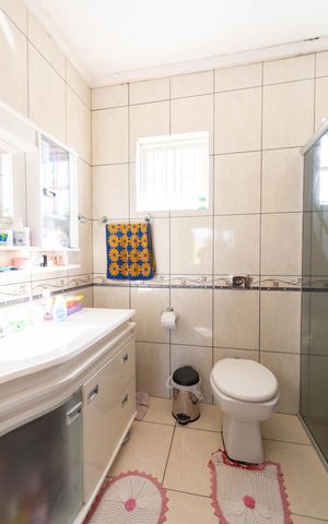 Casa à venda com 150m², 4 quartos e 2 vagas Casa à venda com 150m², 4 quartos e 2 vagasBanheiro social